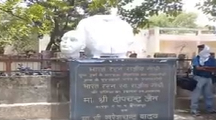 rajiv gandhi statue head breaked by miscreants people in mirzapur