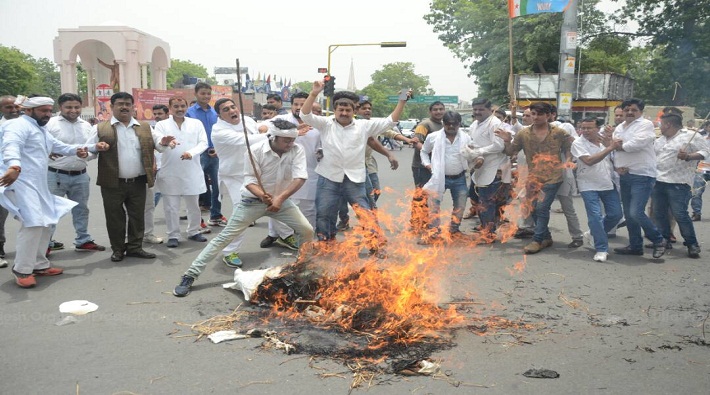 video angry congress workers burn effigies of cm yogi