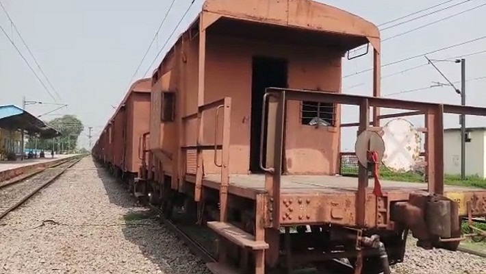 goods train driver left the train at gangaghat railway station unnao