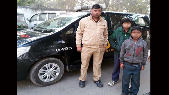 children hostage for clean Garbage pots in aliganj police rescued