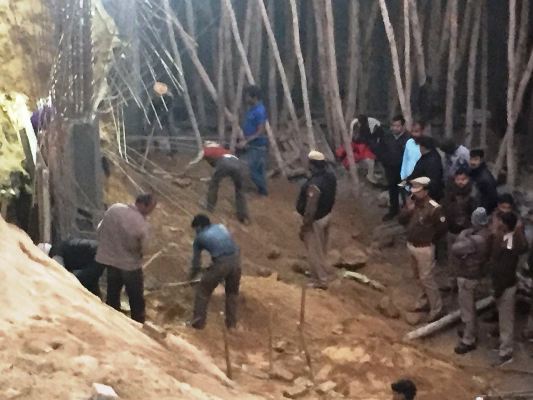 Three laborers under construction, one dead body was removed