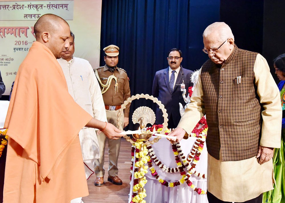 CM Yogi honored 95 people of Sanskrit literature
