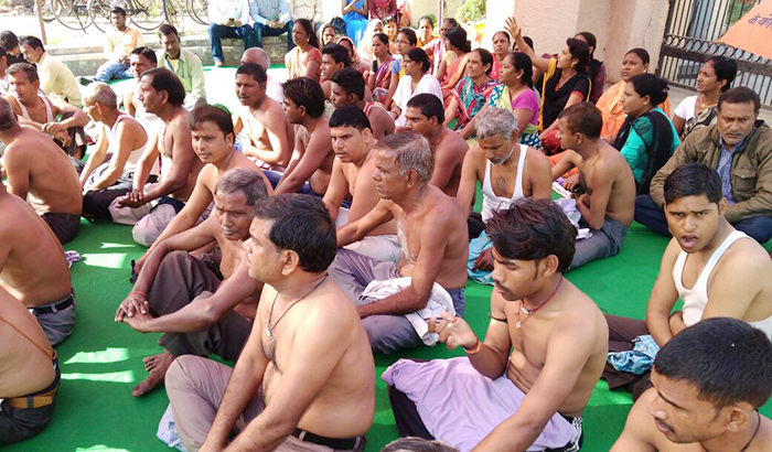Amethi's Sanjay Gandhi Hospital staff Protest Half naked