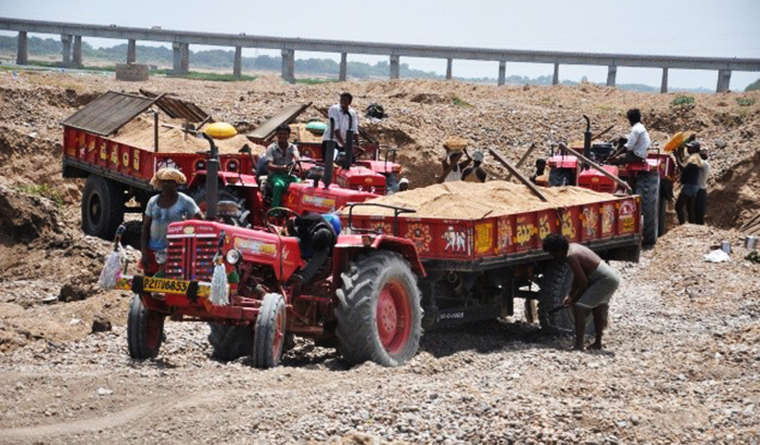 SDM's major action on illegal mining, Lekhpal suspended