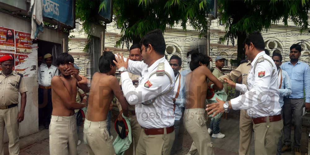 traffic sub inspector ajay singh brutally beaten to rickshaw driver at hazratganj chauraha