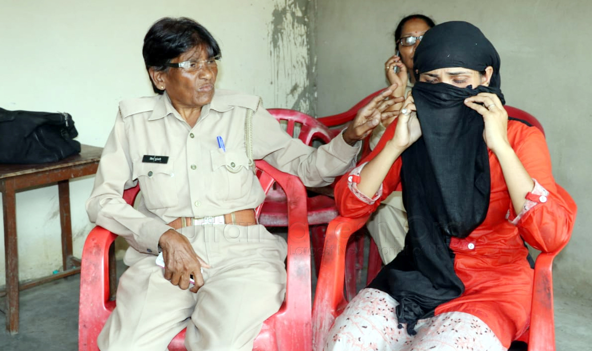 Lucknow: woman attempt to self immolation near vidhan sabha