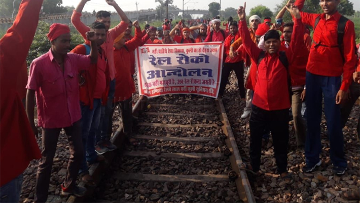 Countrywide Rail Roko Andolan of Porter for demand jobs in Railways