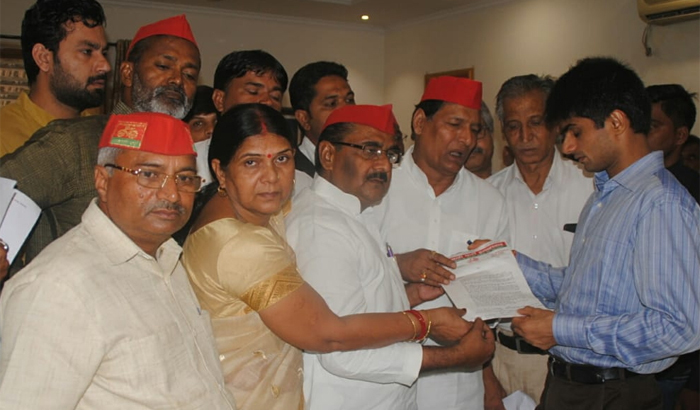 Allahabad: The SP delegation handed over a memorandum to the DM