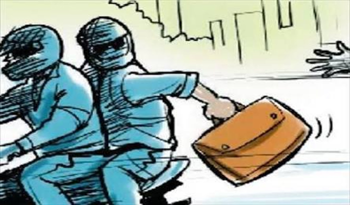 Pratapgarh: thousands of rupees looted by the Tiny Branch Operator