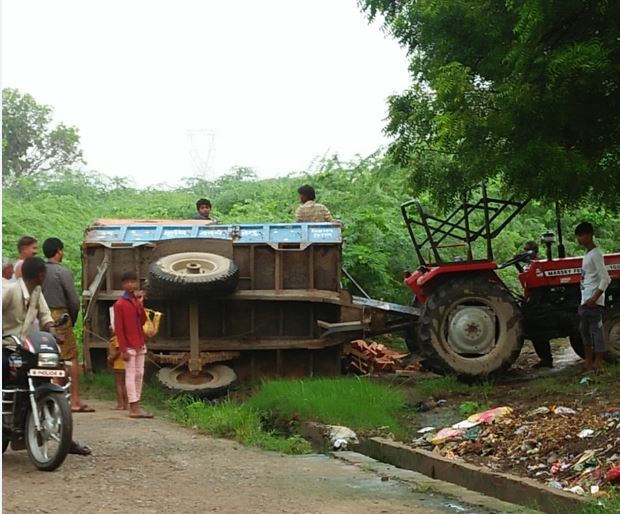 Bribery tractor trolley overturned in unnao no injuries