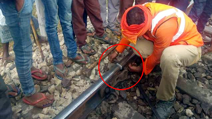 Dehradun Howrah Express Avoids Accident Near Shahganj Railway Crossing