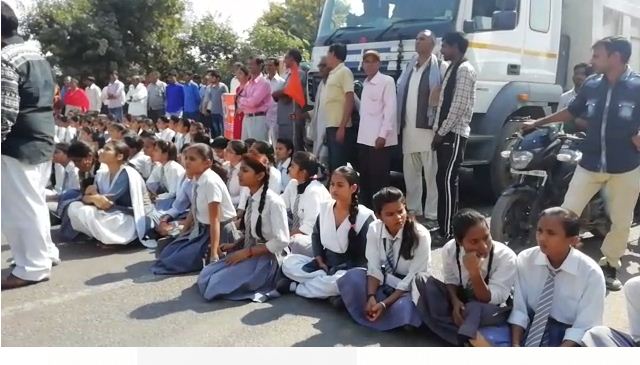 School girls protest for dangerous national highway 86 in Hamirpur