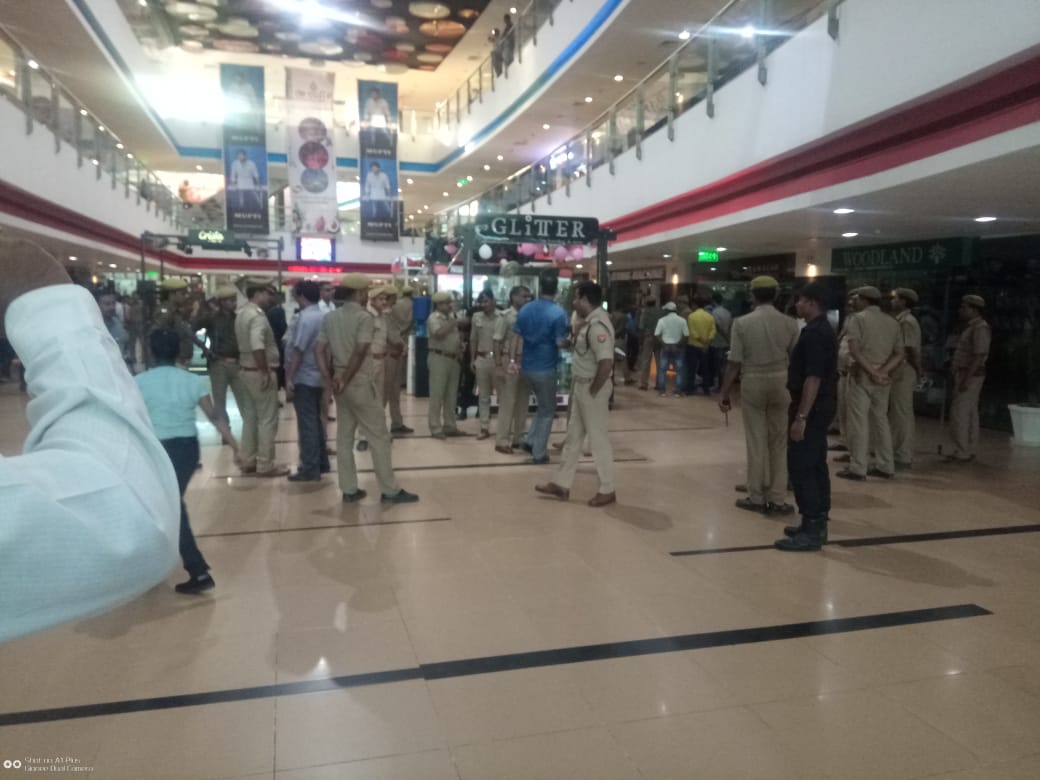 jhv-mall-double-murder-case Cantt inspector line attached in Varanasi