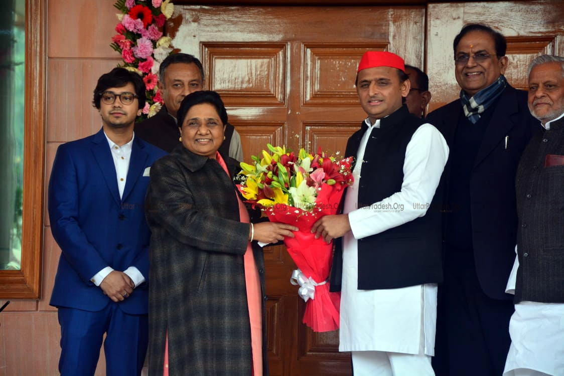 Akhilesh Yadav Congratulates Mayawati Birthday by Give Bouquet in Lucknow