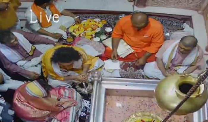 Priyanka Gandhi arrived in Kashi Vishwanath's ashram