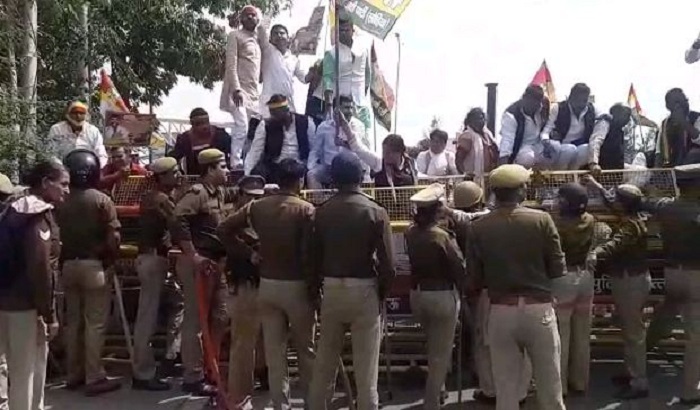 lucknow:praspa party protests against deteriorating law and order