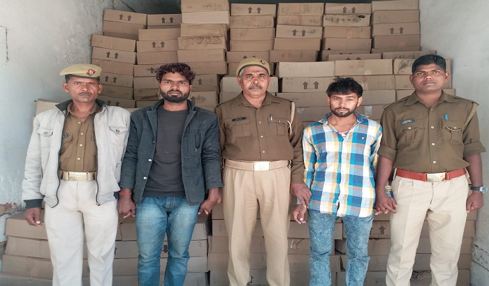 Two smugglers escorted from Agra to Bihar with liquor being caught