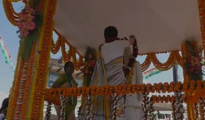 Priyanka Gandhi done the statue wreath of Lal Bahadur Shastri