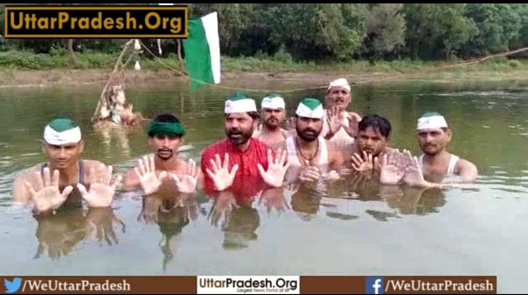 hardoi-water-satyagraha-of-farmers-going-on-in-gomti-river-for-the-second day