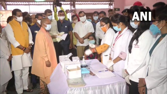 CM Yogi Adityanath met health workers as 100 Crore Vaccinated