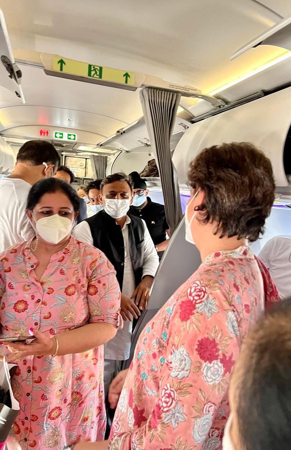 Priyanka Gandhi And Akhilesh Yadav In A Flight