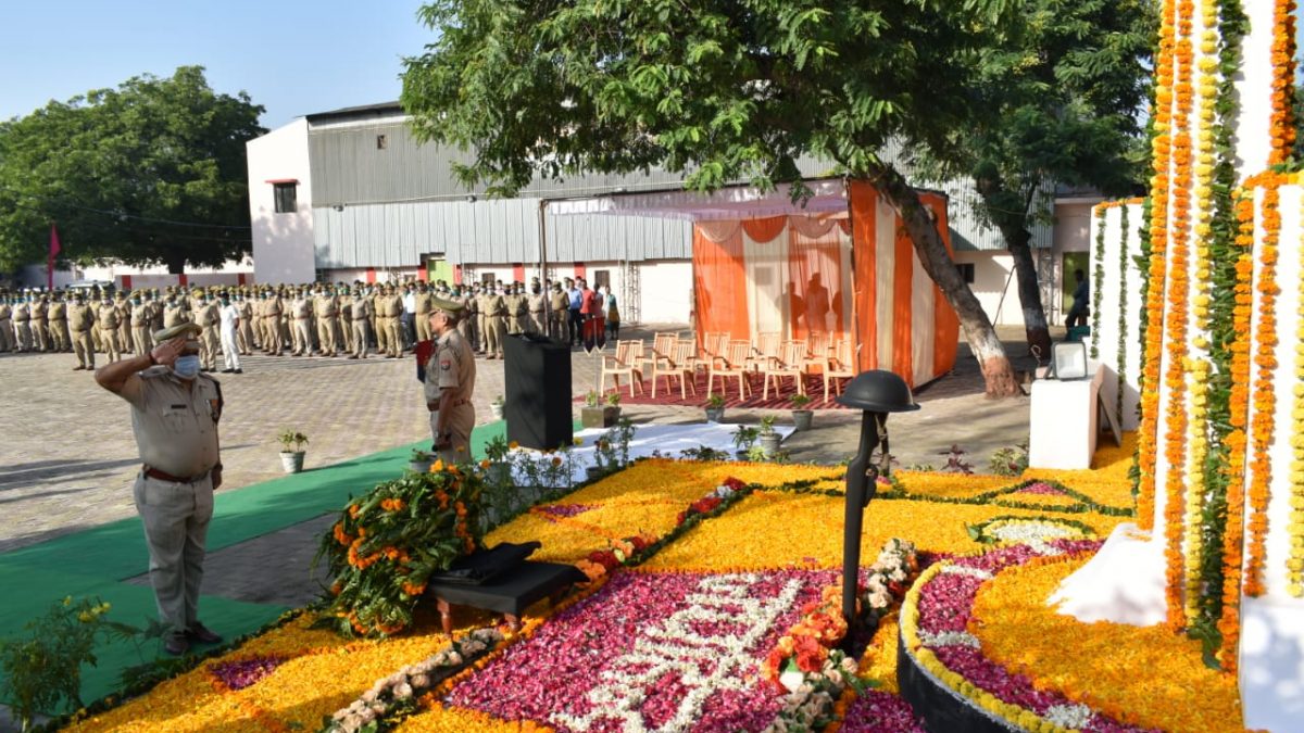 Agra Police : पुलिस स्मृति दिवस,शहीदों के बलिदान को किया गया नमन