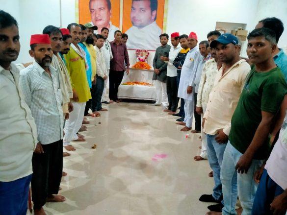 samajwadi-party-workers-pay-tribute-to-mulayam-singh-in-sandila