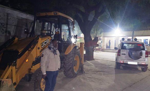 dumper-along-with-a-jcb-machine-was-caught-while-doing-illegal-mining