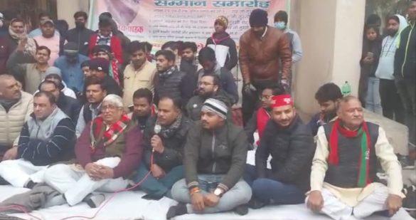 kanpur-sp-mla-sitting-on-protest-at-university-gate