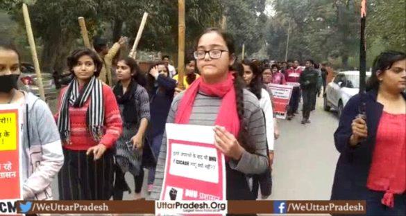varanasi-unique-protest-of-girl-students-in-bhu