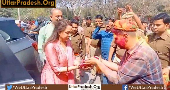 mp-and-municipal-commissioner-played-holi-with-devotees